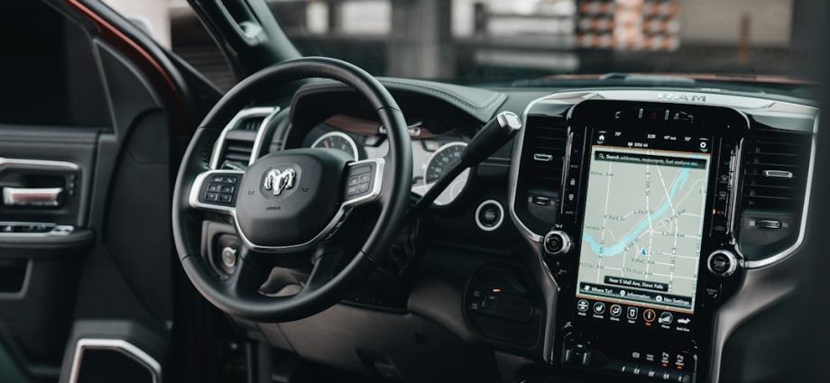 Photo Commercial vehicle with alloy wheels